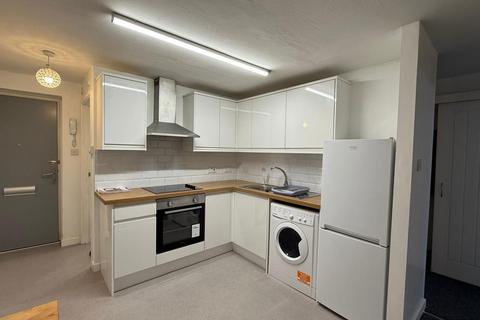 2 bedroom ground floor flat to rent, Pinewood Gardens, Southborough