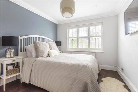 1 Almond Close, Windsor, SL4 3YL