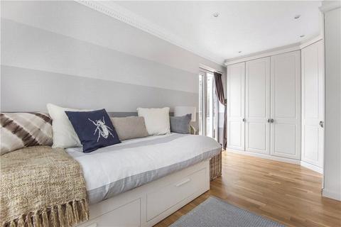 1 Almond Close, Windsor, SL4 3YL