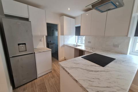 2 bedroom flat to rent, High Street, Barnet, EN5