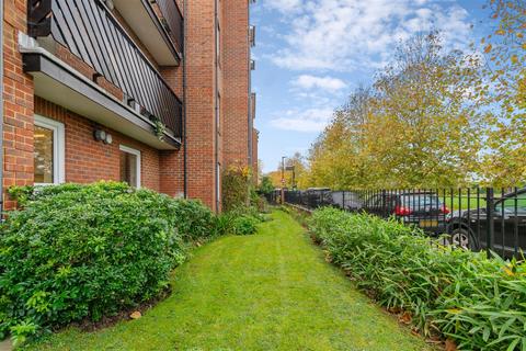 1 bedroom flat for sale, Fishers Lane, London, W4