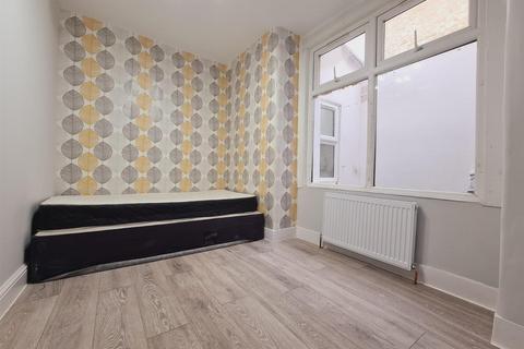 3 bedroom flat to rent, Ruckholt Road, London