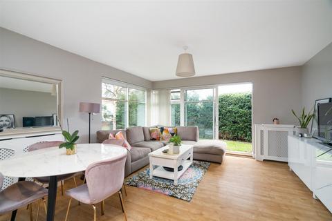 2 bedroom flat to rent, The Avenue, Wanstead