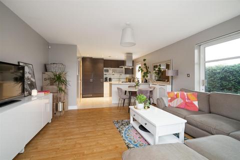 2 bedroom flat to rent, The Avenue, Wanstead