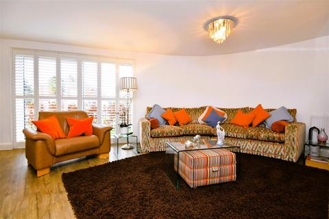 2 bedroom flat for sale, Hall Drive, Lord Hawke Way, Newark