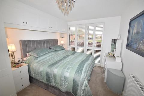 2 bedroom flat for sale, Hall Drive, Lord Hawke Way, Newark