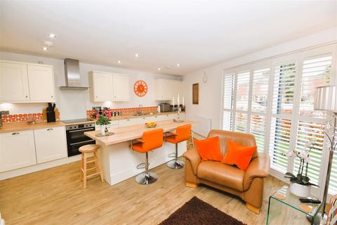 2 bedroom flat for sale, Hall Drive, Lord Hawke Way, Newark