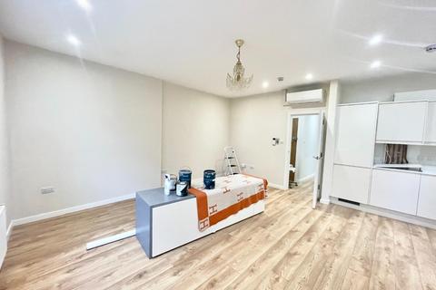 2 bedroom property to rent, Hastings Road, West Ealing W13