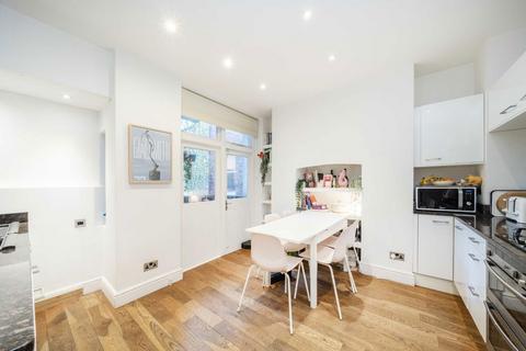 3 bedroom flat to rent, Cavendish Gardens, London SW4