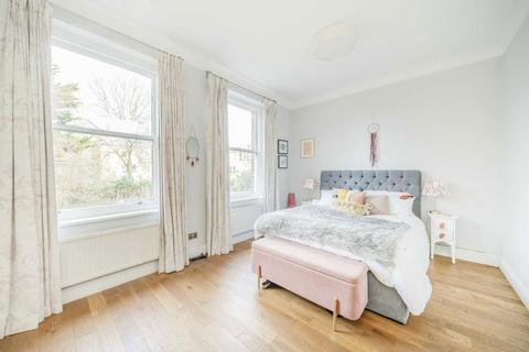 3 bedroom flat to rent, Cavendish Gardens, London SW4