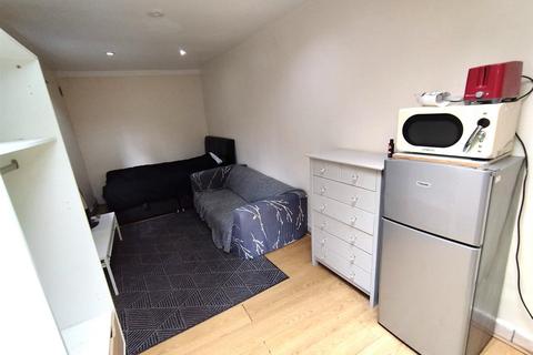 Studio to rent, Monks Park, Wembley