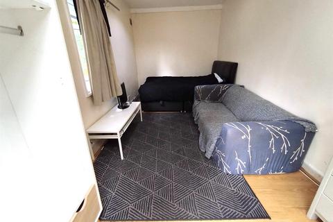 Studio to rent, Monks Park, Wembley