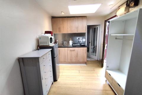 Studio to rent, Monks Park, Wembley