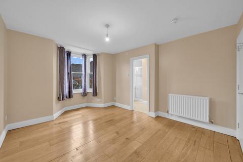 3 bedroom flat to rent, West Street, Erith