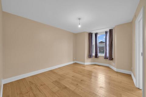 3 bedroom flat to rent, West Street, Erith