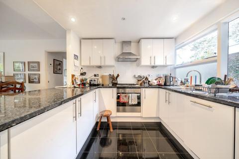 2 bedroom ground floor flat for sale, Parkleys, Richmond, TW10