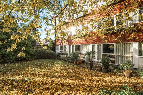 2, Shelley Court Parkleys, Richmond, TW10 5LT