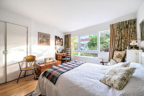 2, Shelley Court Parkleys, Richmond, TW10 5LT