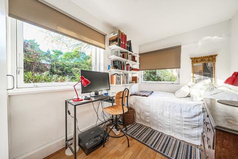 2, Shelley Court Parkleys, Richmond, TW10 5LT