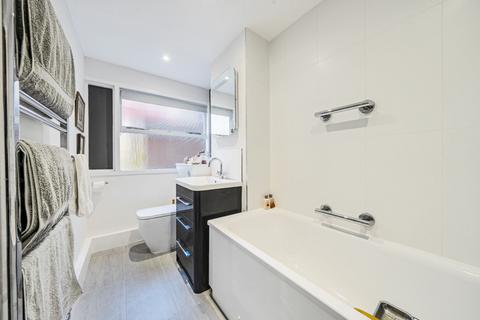 2, Shelley Court Parkleys, Richmond, TW10 5LT