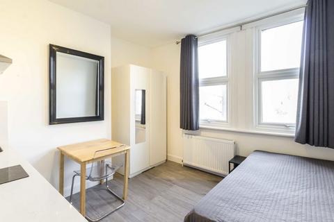 Studio to rent, Talgarth Road, London W14