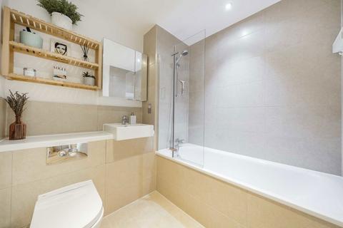 2 bedroom flat for sale, Streatham High Road, London SW16