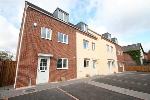 3 bedroom townhouse to rent, Evesham Road, Redditch, B97 5ER