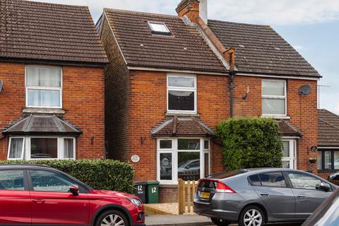 1 bedroom semi-detached house to rent, Horley Road, Redhill - Room in Shared House