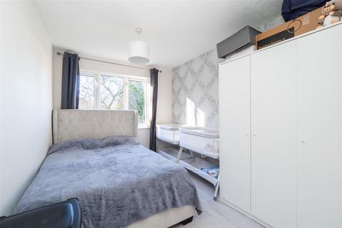 2 bedroom apartment for sale, Dover Gardens, Carshalton