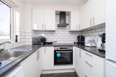 2 bedroom apartment for sale, Dover Gardens, Carshalton