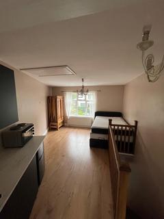 Studio to rent, Blacksmiths Close, Romford RM6