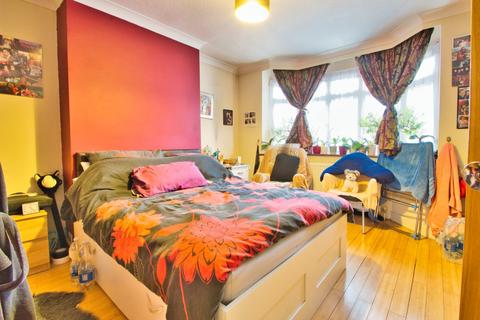 4 bedroom semi-detached house to rent, Milford Gardens, Edgware