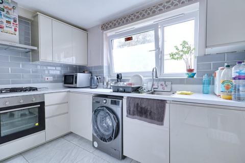 3 bedroom flat for sale, Harts Lane, Barking IG11