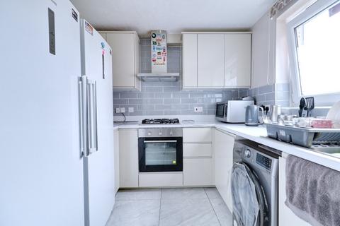 3 bedroom flat for sale, Harts Lane, Barking IG11