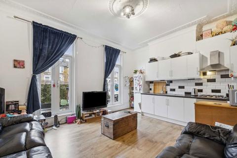 4 bedroom flat to rent, Shepherds Bush Road, London W6