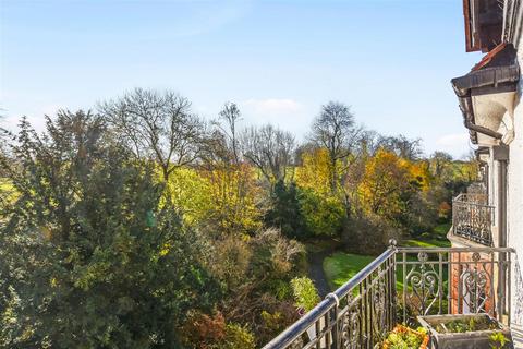 3 bedroom flat for sale, Highgate West Hill, London