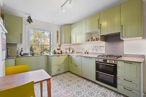 3 bedroom flat for sale, Highgate West Hill, London