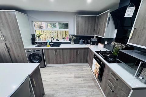 2 bedroom end of terrace house to rent, Holme Lane, Bradford BD4