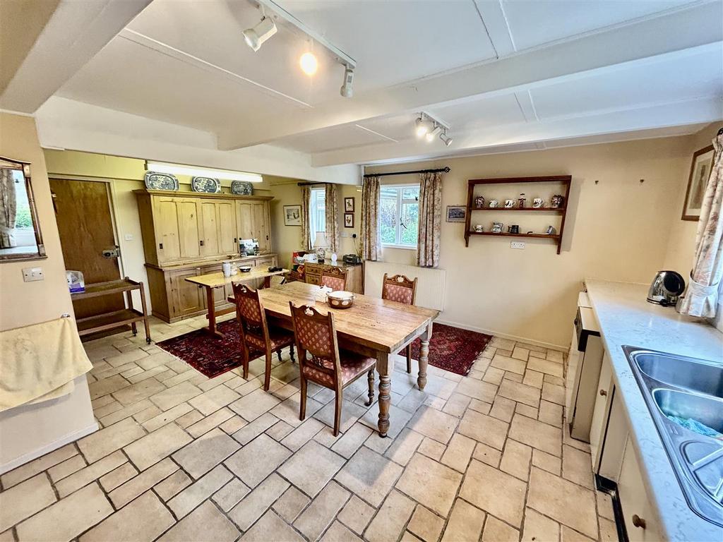 Kitchen1.JPG