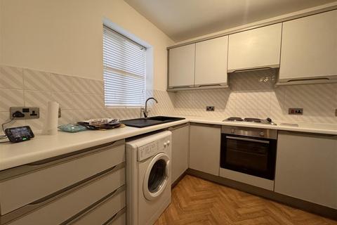 2 bedroom flat to rent, Ridge Green, Swindon SN5