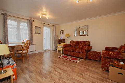 3 bedroom house to rent, Danziger Way, Borehamwood