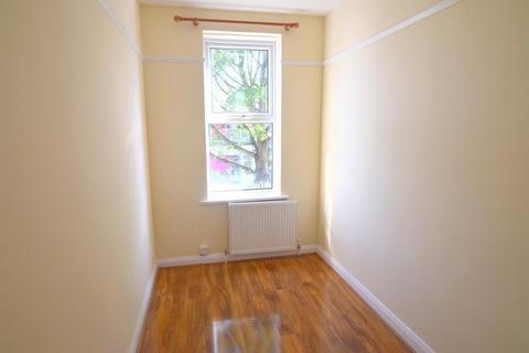 2 bedroom flat to rent, Central Road, Worcester Park, KT4