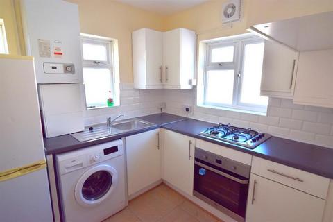 2 bedroom flat to rent, Central Road, Worcester Park, KT4