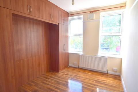 2 bedroom flat to rent, Central Road, Worcester Park, KT4