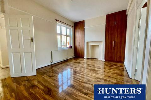 2 bedroom flat to rent, Central Road, Worcester Park, KT4