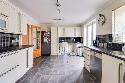 4 bedroom detached house for sale, Labworth Road, Canvey Island SS8