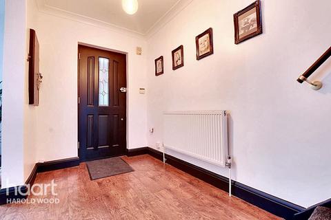 3 bedroom terraced house for sale, Dewsbury Road, Romford