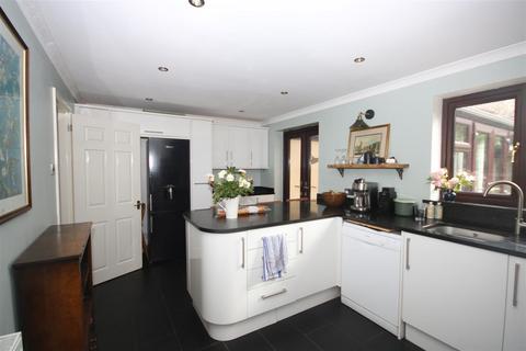 4 bedroom detached house to rent, Launceston Drive, Nuneaton, CV11 6FT