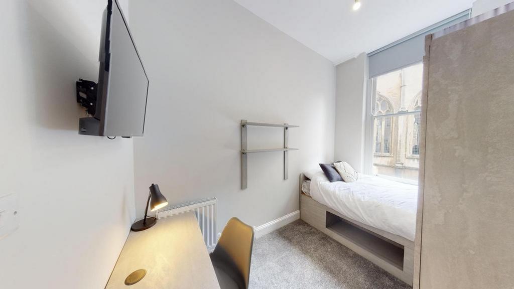 A bright and tidy double bedroom with modern de...