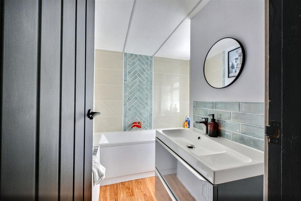 Bathroom 1.jpeg